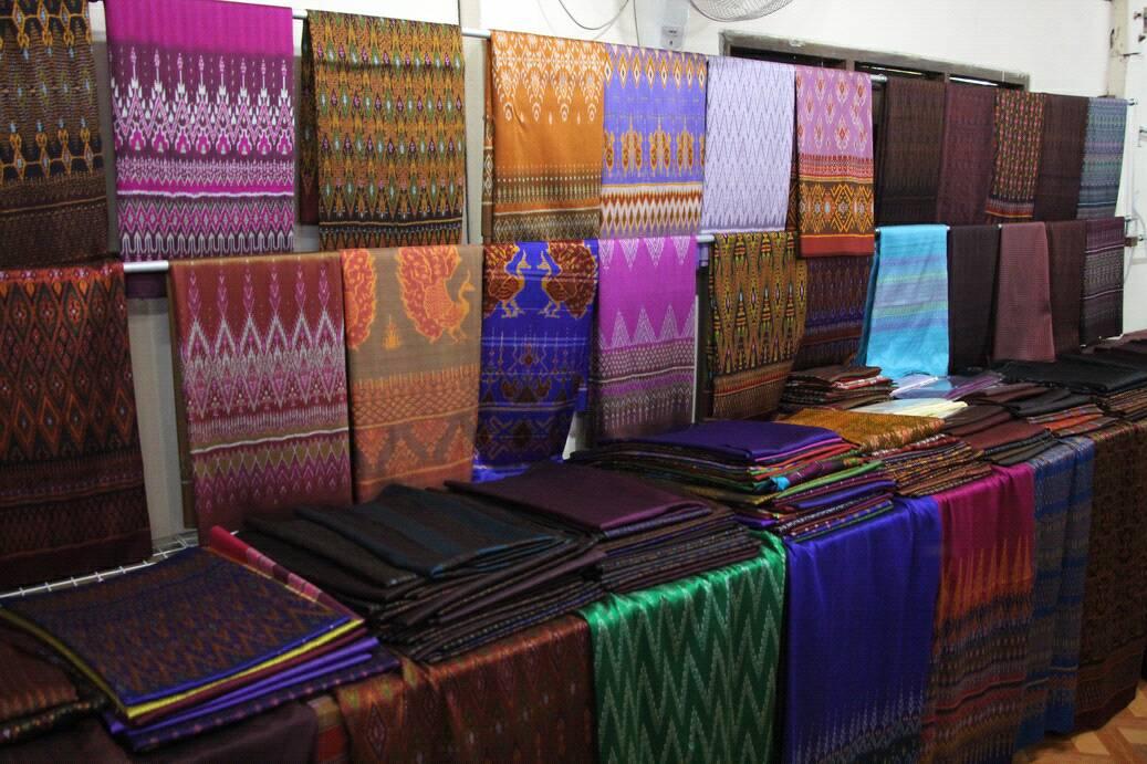 File:Thai Silk Cloth - Ban Tha Sawang.jpg - Wikipedia